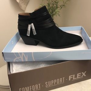 New, never been worn. Cute black boots! 9.5